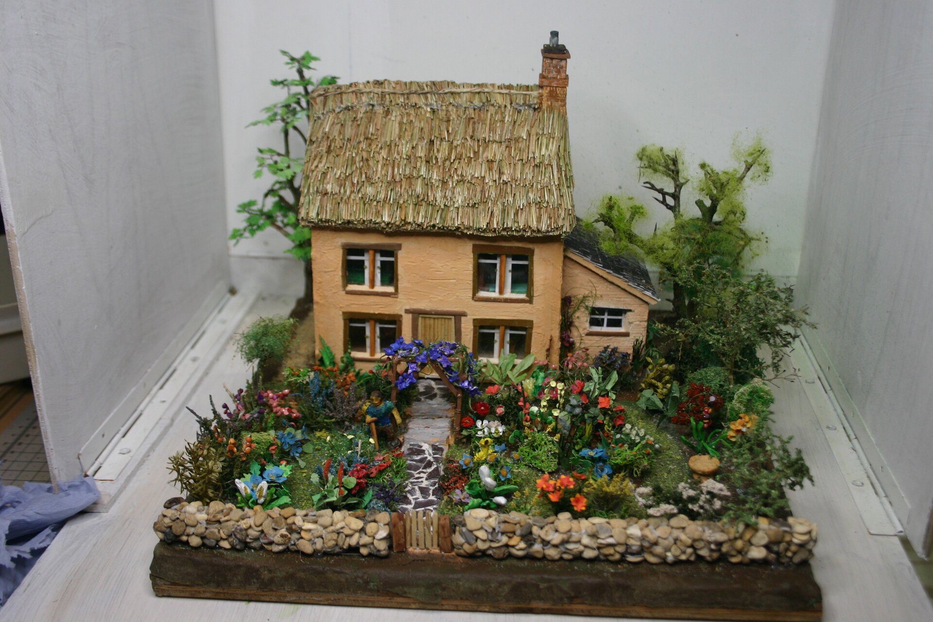 English Country Garden - Gallery Image